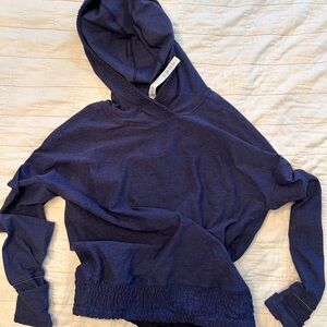Lululemon athletic lightweight pullover. Cinched waistband detail.